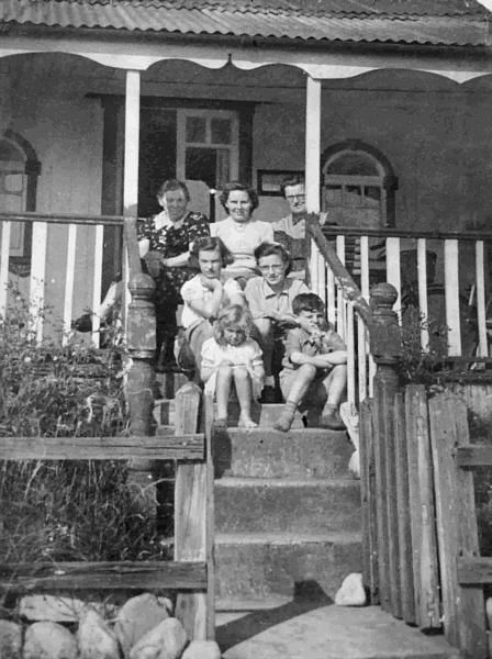 Cameron and Barclay families at Latona, Braystones, c1944