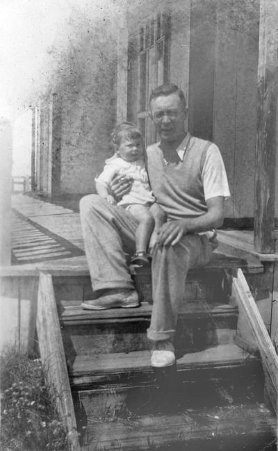 Tom Dalzell senior and young Tommy, Latona steps 1936; picture supplied by Tom Dalzell